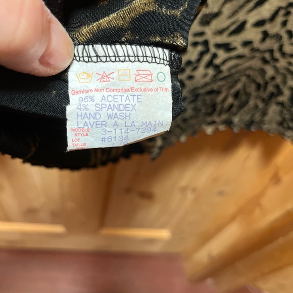 Size Large Animal print Tunic - Picture 8 of 8